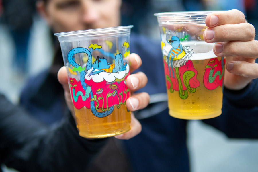 Lervig Biergläser in Männerhänden