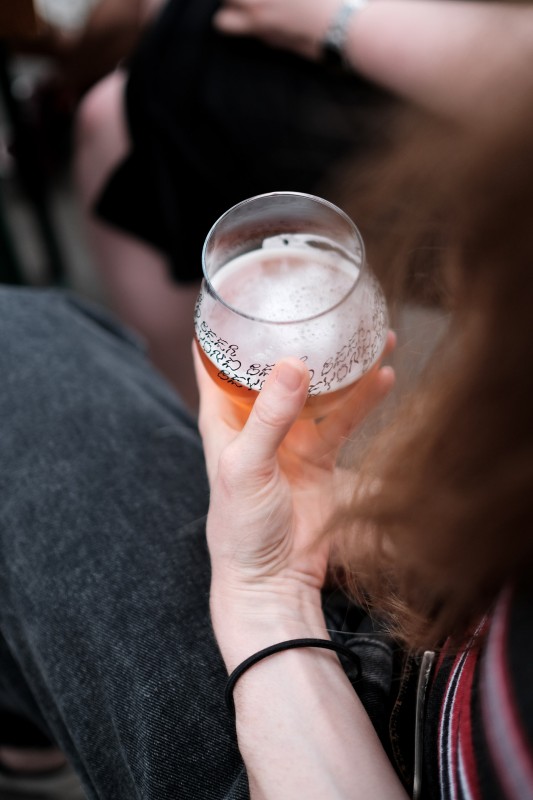 Beyond Beer Glas in der Hand von oben