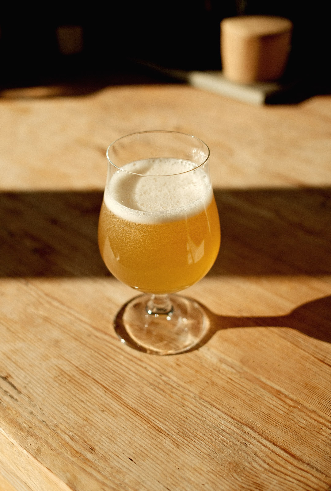 Bierglas auf Holz