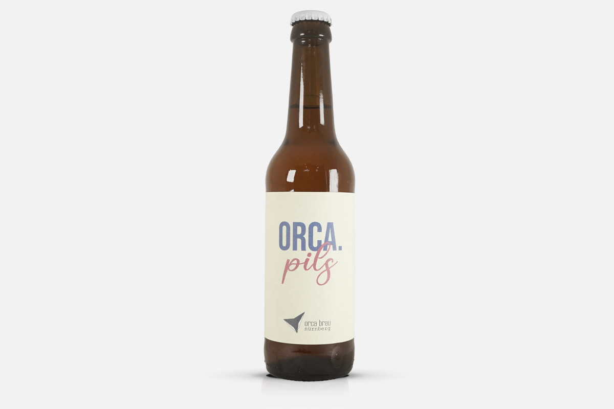 Pilsner, Bierflasche, Braunglas, Papieretikett, Kronkorken, Pilsner, Bierflasche, Braunglas, Papieretikett, Kronkorken, Pilsner, Bierflasche, Braunglas, Kronkorken, Etikett, Pilsner-Bier, Bierflasche, Braunglas, Kronkorken, Etikett