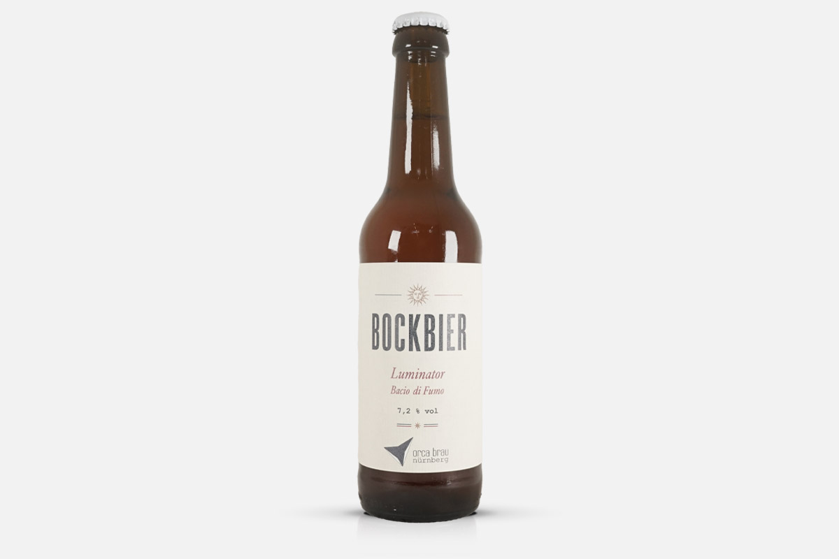 Bockbier, Bierflasche, Braunglas, 7,2 % Alkohol, Etikett, Bockbier, Bierflasche, Braunglas, 7,2 % vol., Rauchbier, Bockbier, Bierflasche, Braunglas, Papieretikett, 7,2 % vol., Bockbier, Bierflasche, Braunglas, Papieretikett, 7,2 % Alkohol