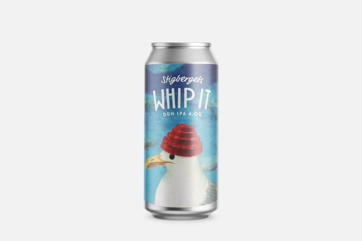 Whip It, DDH IPA 6.0%, Seagull, red beanie, beer can, Can, Whip It, DDH IPA, Seagull, red beanie, Weißes Seidenpapier?, Whip It, Drehhals?, Seeblauer Hintergrund?, Kanarienvogel-Design?, IPA-Bier, Dosenbier, Seestimmung, Whip It, Seemöwe, Käse?, But what?