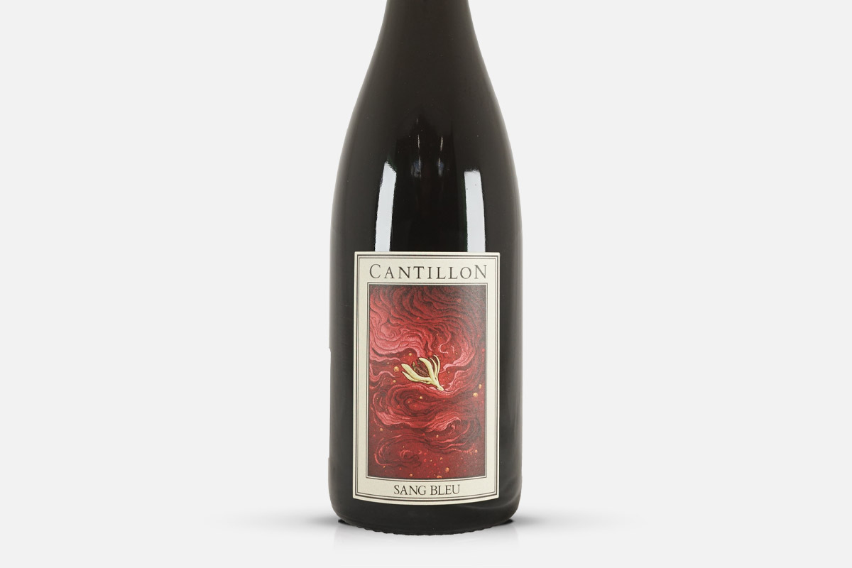 Bierflasche, dunkles Glas, Cantillon, Sang Bleu, rotes Etikett, Bierflasche, dunkles Glas, Cantillon, Sang Bleu, Bieretikett, Bierflasche, Dunkles Glas, Cantillon, Sang Bleu, Rotes Etikett, Bierflasche, dunkles Glas, Cantillon, Sang Bleu, rotes Etikett