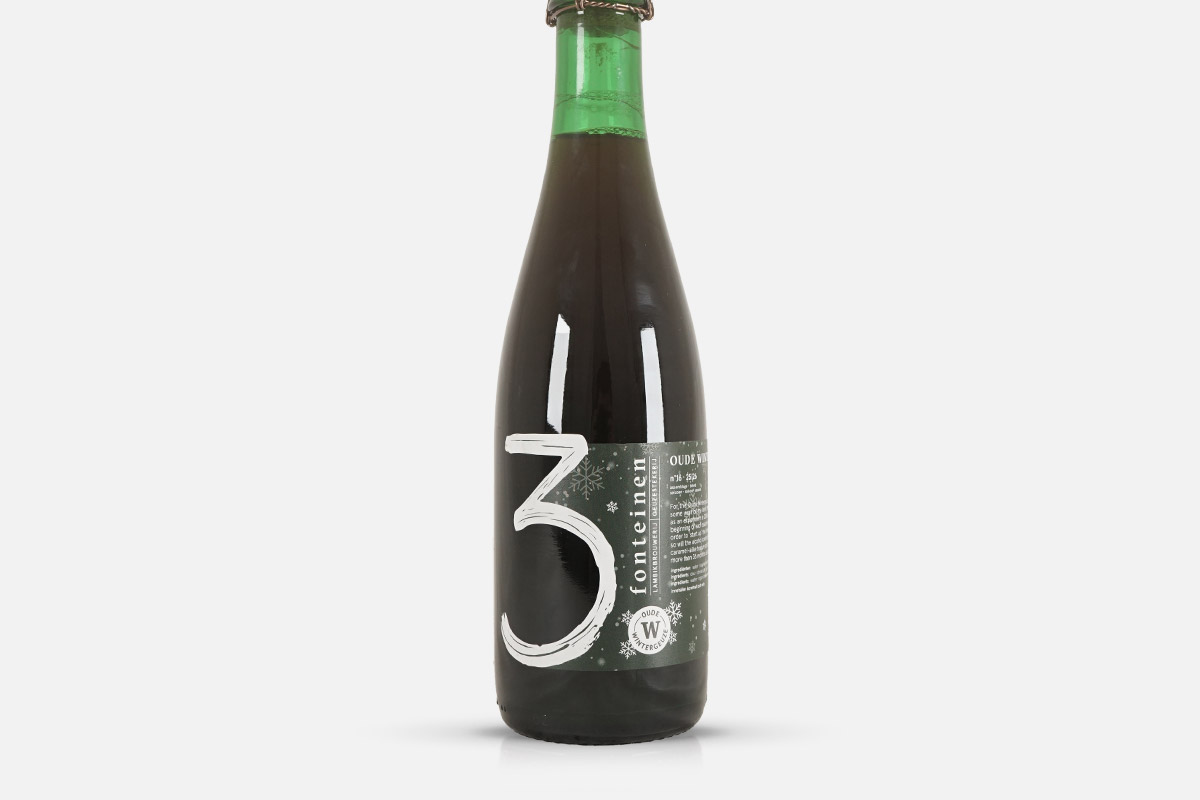 Bierflasche, Dunkles Bier, Glasflasche, Bügelverschluss, Winteretikett, Bierflasche, dunkles Glas, grüner Flaschenhals, Schneeflockenmotiv, Bierflasche, dunkles Bier, Glasflasche, grüner Flaschenhals, Bügelverschluss