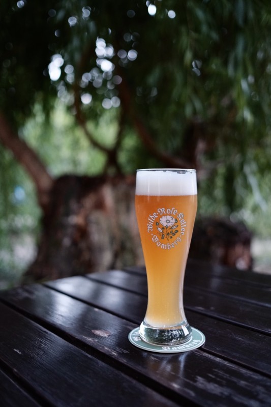 Gezapftes Weißbier im Biergarten Wilde Rose Bamberg ©Auf den Kellern, 2021